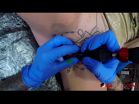 ❤️ Extremt tatuerade snyggingen Sully Savage fick en tatuering på sin klitoris ❌ Porno at sv.assistirhentai.ru ❌️❤